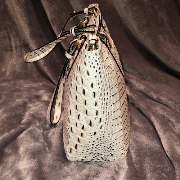 BRAHMIN LEATHER SHOULDER BAG. - Picture 6 of 11